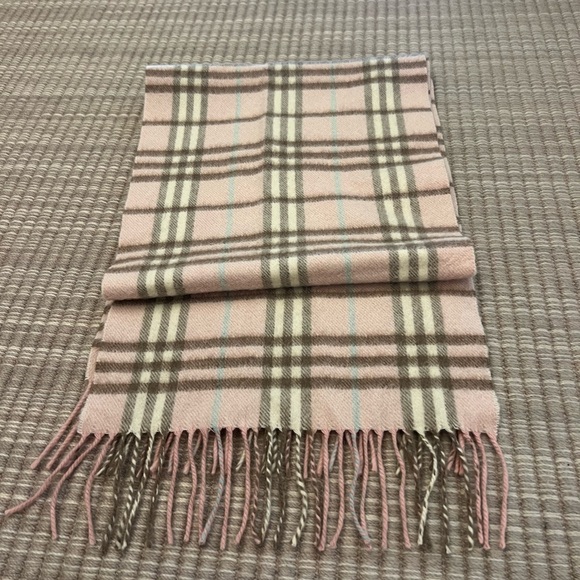 Pink burberry cashmere scarf - Picture 2 of 4